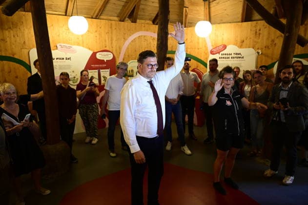 Im Bild: Benedikt Hummel. Ministerpräsident Michael Kretschmer nimmt am Pre-Opening der neuen Entdeckerwelt Â»Wild Love StoriesÂ« im Naturschutz-Tierpark Görlitz-Zgorzelec teil und wird aus diesem Anlass ein Grußwort sprechen. Darüber hinaus wird der Ministerpräsident an einem Rundgang durch die Entdeckerwelt und an einer Begehung der Baustelle des Förderprojektes Â»BärenanlageÂ« teilnehmen.¨Wild Love Stories im Tierpark Görlitz ist ein interaktiver, multimedialer Lehrpfad. Görlitz, 29.06.2026 *** Pictured: Benedikt Hummel. Minister President Michael Kretschmer will attend the pre-opening of the new Wild Love Stories at the Görlitz-Zgorzelec Nature Reserve Zoo and will deliver a welcoming address on this occasion. In addit Copyright: xMatthiasxWehnertx