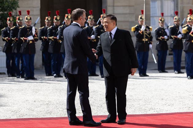 French President welcomes King of Thailand - Paris France s President Emmanuel Macron welcomes Thailand s King Maha Vajiralongkorn (Rama X) ahead of a meeting at The Elysee Presidential Palace in Paris on June 29, 2026. Photo by Raphael Lafargue ABACAPRESS.COM Paris France  Copyright: xLafarguexRaphael ABACAx