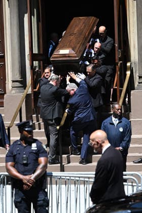 Entertainment Bilder des Tages Mourners depart the funeral of legendary music executive Clive Davis, who died last week aged 94, at Central Synagogue in New York City Where: New York City, New York, United States When: 29 Jun 2026 Credit: Elder Ordonez INSTARimages EDITORIAL USE ONLY. NOT FOR USE BY NEWSPAPERS BASED IN THE UK. Copyright: xx instar55815928