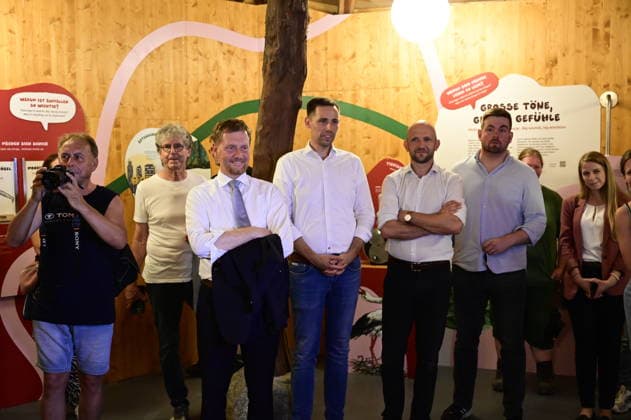 Im Bild: Michael Kretschmer, Florian Oest und Stephan Meyer. Ministerpräsident Michael Kretschmer nimmt am Pre-Opening der neuen Entdeckerwelt Â»Wild Love StoriesÂ« im Naturschutz-Tierpark Görlitz-Zgorzelec teil und wird aus diesem Anlass ein Grußwort sprechen. Darüber hinaus wird der Ministerpräsident an einem Rundgang durch die Entdeckerwelt und an einer Begehung der Baustelle des Förderprojektes Â»BärenanlageÂ« teilnehmen.¨Wild Love Stories im Tierpark Görlitz ist ein interaktiver, multimedialer Lehrpfad. Görlitz, 29.06.2026 *** Pictured: Michael Kretschmer, Florian Oest, and Stephan Meyer. Minister President Michael Kretschmer will attend the pre-opening of the new Wild Love Stories at the Görlitz-Zgorzelec Nature Rese Copyright: xMatthiasxWehnertx