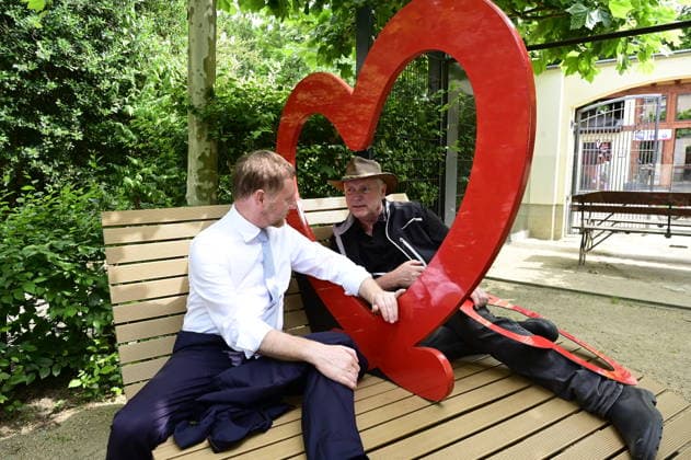 Im Bild: Michael Kretschmer und Sven Hammer. Ministerpräsident Michael Kretschmer nimmt am Pre-Opening der neuen Entdeckerwelt Â»Wild Love StoriesÂ« im Naturschutz-Tierpark Görlitz-Zgorzelec teil und wird aus diesem Anlass ein Grußwort sprechen. Darüber hinaus wird der Ministerpräsident an einem Rundgang durch die Entdeckerwelt und an einer Begehung der Baustelle des Förderprojektes Â»BärenanlageÂ« teilnehmen.¨Wild Love Stories im Tierpark Görlitz ist ein interaktiver, multimedialer Lehrpfad. Görlitz, 29.06.2026 *** Pictured: Michael Kretschmer and Sven Hammer. Minister President Michael Kretschmer will attend the pre-opening of the new Wild Love Stories at the Görlitz-Zgorzelec Nature Reserve Zoo and will deliver a welcom Copyright: xMatthiasxWehnertx