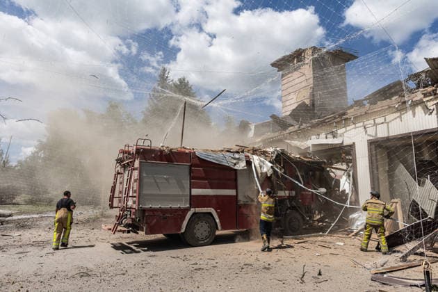 News Bilder des Tages Ukrainian firefighters after Russian bombing in Druzhkivka DRUZHKIVKA, UKRAINE - JUNE 29: Firefighters in Druzhkivka clear the rubble from a fire engine that was trapped at the Druzhkivka fire station following the impact of three Russian aerial bombs in Druzhkivka, Ukraine, 29 June 2026 Diego Herrera Carcedo Anadolu Druzhkivka Ukraine. Editorial use only. Please get in touch for any other usage.  Copyright: x2026xAnadoluxDiegoxHerreraxCarcedox