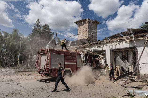 Ukrainian firefighters after Russian bombing in Druzhkivka DRUZHKIVKA, UKRAINE - JUNE 29: Firefighters in Druzhkivka clear the rubble from a fire engine that was trapped at the Druzhkivka fire station following the impact of three Russian aerial bombs in Druzhkivka, Ukraine, 29 June 2026 Diego Herrera Carcedo Anadolu Druzhkivka Ukraine. Editorial use only. Please get in touch for any other usage.  Copyright: x2026xAnadoluxDiegoxHerreraxCarcedox