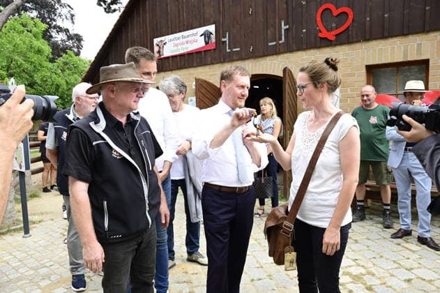 Im Bild: Sven Hammer und Michael Kretschmer. Ministerpräsident Michael Kretschmer nimmt am Pre-Opening der neuen Entdeckerwelt Â»Wild Love StoriesÂ« im Naturschutz-Tierpark Görlitz-Zgorzelec teil und wird aus diesem Anlass ein Grußwort sprechen. Darüber hinaus wird der Ministerpräsident an einem Rundgang durch die Entdeckerwelt und an einer Begehung der Baustelle des Förderprojektes Â»BärenanlageÂ« teilnehmen.¨Wild Love Stories im Tierpark Görlitz ist ein interaktiver, multimedialer Lehrpfad. Görlitz, 29.06.2026 *** Pictured: Sven Hammer and Michael Kretschmer. Minister President Michael Kretschmer will attend the pre-opening of the new Wild Love Stories at the Görlitz-Zgorzelec Nature Reserve Zoo and will deliver a welcom Copyright: xMatthiasxWehnertx