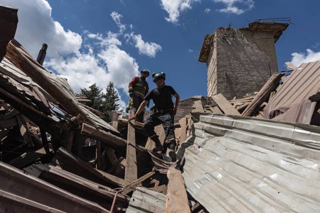 Ukrainian firefighters after Russian bombing in Druzhkivka DRUZHKIVKA, UKRAINE - JUNE 29: Firefighters try to free a fire engine trapped beneath the collapsed roof of the Druzhkivka fire station after three Russian aerial bombs struck the facility in Druzhkivka, Ukraine, on June 29, 2026. Diego Herrera Carcedo Anadolu Druzhkivka Ukraine. Editorial use only. Please get in touch for any other usage.  Copyright: x2026xAnadoluxDiegoxHerreraxCarcedox