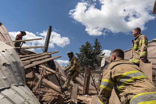 Ukrainian firefighters after Russian bombing in Druzhkivka DRUZHKIVKA, UKRAINE - JUNE 29: Firefighters try to free a fire engine trapped beneath the collapsed roof of the Druzhkivka fire station after three Russian aerial bombs struck the facility in Druzhkivka, Ukraine, on June 29, 2026. Diego Herrera Carcedo Anadolu Druzhkivka Ukraine. Editorial use only. Please get in touch for any other usage.  Copyright: x2026xAnadoluxDiegoxHerreraxCarcedox