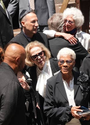 June 29, 2026, New York, Ny, USA: DIONNE WARWICK exits the Clive Davis Funeral.Central Synagogue, NYC.June 29, 2026. . Clive Davis Funeral.Central Synagogue, NYC.June 29, 2026. New York USA - ZUMAms4_ 20260629_faf_ms4_001 Copyright: xSoniaxMoskowitzxGordonx