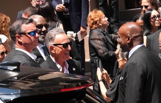 Entertainment Bilder des Tages June 29, 2026, New York, Ny, USA: BRUCE SPRINGSTEEN exits the Clive Davis Funeral.Central Synagogue, NYC.June 29, 2026. . Clive Davis Funeral.Central Synagogue, NYC.June 29, 2026. New York USA - ZUMAms4_ 20260629_faf_ms4_003 Copyright: xSoniaxMoskowitzxGordonx