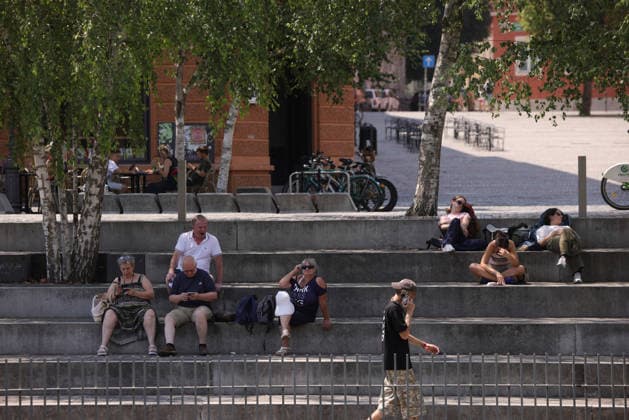 (260629) -- LJUBLJANA, June 29, 2026 -- People relax on the bank of the Ljubljanica River in Ljubljana, Slovenia, June 29, 2026. A record-shattering heatwave has tightened its grip on Europe. The temperatures in some cities of Slovenia rise to 36 degrees Celsius on Monday. (Photo by Zeljko Stevanic Xinhua) SLOVENIA-LJUBLJANA-HEATWAVE ZexLike¡¤sitefanniqi 