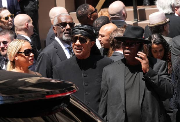 Entertainment Bilder des Tages June 29, 2026, New York, Ny, USA: STEVIE WONDER exits the Clive Davis Funeral.Central Synagogue, NYC.June 29, 2026. . Clive Davis Funeral.Central Synagogue, NYC.June 29, 2026. New York USA  - ZUMAms4_ 20260629_faf_ms4_006 Copyright: xSoniaxMoskowitzxGordonx