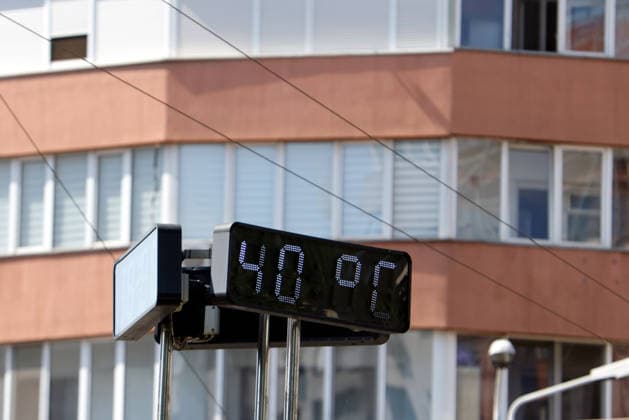 (260629) -- BUCHAREST, June 29, 2026 -- A public thermometer displays 40 degrees Celsius in Bucharest, Romania, June 29, 2026. Romania s National Meteorological Administration has issued the first Code Red warning of the summer as a severe heatwave blankets much of the country with temperatures expected to soar to 38-41 degrees Celsius. (Photo by Cristian Cristel Xinhua) ROMANIA-BUCHAREST-HEATWAVE LinxHao 