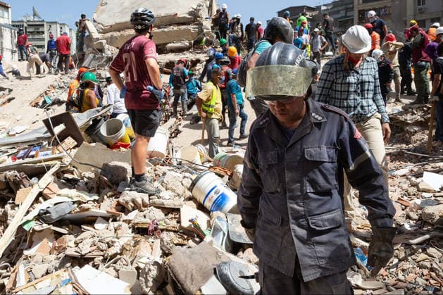 News Themen der Woche KW27 News Bilder des Tages Search and rescue teams continue efforts to locate survivors trapped beneath the rubble of collapsed residential buildings in affected areas following the powerful 7.2‘magnitude earthquake that struck Venezuela and parts of the Caribbean on June 29, 2026. The death toll has risen to over 1,400, with more than 3,000 injured, while authorities report that over 70,000 people remain missing.  VAN2026062915 GovernmentxMinistryxofxInformati