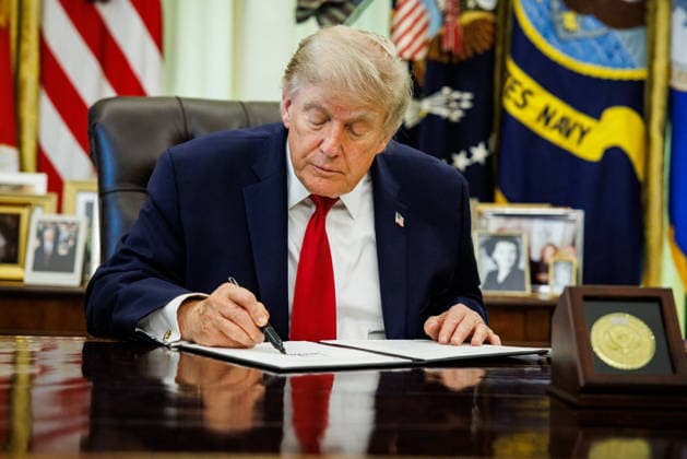 DC: President Trump Signs Executive Order on Vehicle Repairs U.S. President Donald Trump signs an executive order on vehicle repairs at the Resolute Desk in the Oval Office at the White House on June 29, 2026 in Washington, D.C. (Photo by Samuel Corum Pool ABACAPRESS.COM) Washington DC United States  Copyright: xPool ABACAx