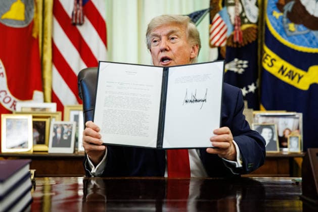 DC: President Trump Signs Executive Order on Vehicle Repairs U.S. President Donald Trump signs an executive order on vehicle repairs at the Resolute Desk in the Oval Office at the White House on June 29, 2026 in Washington, D.C. (Photo by Samuel Corum Pool ABACAPRESS.COM) Washington DC United States  Copyright: xPool ABACAx