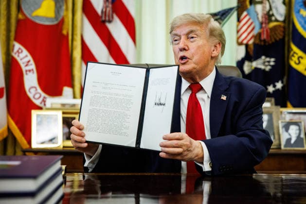 DC: President Trump Signs Executive Order on Vehicle Repairs U.S. President Donald Trump signs an executive order on vehicle repairs at the Resolute Desk in the Oval Office at the White House on June 29, 2026 in Washington, D.C. (Photo by Samuel Corum Pool ABACAPRESS.COM) Washington DC United States  Copyright: xPool ABACAx