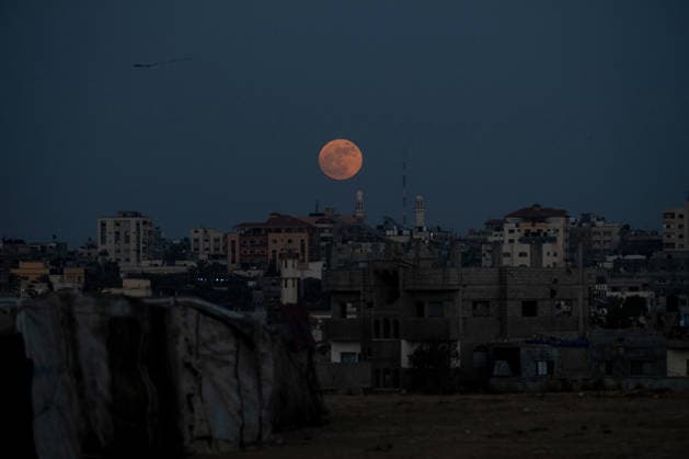 Strawberry Moon in Gaza NUSEIRAT, GAZA, PALESTINE - JUNE 29: The June full moon, also known as the Strawberry Moon, appears in the evening sky over the rubble of buildings destroyed by Israeli attacks in Nuseirat, Gaza, Palestine on June 29, 2026. Abdalhkem Abu Riash Anadolu Nuseirat Gaza. Editorial use only. Please get in touch for any other usage.  Copyright: x2026xAnadoluxAbdalhkemxAbuxRiashx