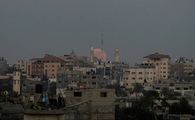 Strawberry Moon in Gaza NUSEIRAT, GAZA, PALESTINE - JUNE 29: The June full moon, also known as the Strawberry Moon, appears in the evening sky over the rubble of buildings destroyed by Israeli attacks in Nuseirat, Gaza, Palestine on June 29, 2026. Abdalhkem Abu Riash Anadolu Nuseirat Gaza. Editorial use only. Please get in touch for any other usage.  Copyright: x2026xAnadoluxAbdalhkemxAbuxRiashx