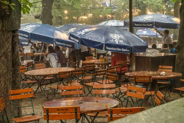 Unwetter über München: Starkes Gewitter mit Wolkenbruch beim Public Viewing im Augustinerkeller, Fußballfans beim Spiel Brasilien-Japan harren zunächst noch unter den riesigen Augustinerschirmen aus, Fußball-WM, München, 29. Juni 2026 Deutschland, München, 29. Juni 2026, Unwetter über München: Zuschauer beim Public Viewing im Augustinerkeller, werden von starkem Gewitter mit Wolkenbruch überrascht, unentwegte Fußballfans beim Spiel Brasilien-Japan harren zunächst noch unter den großen Augustinerschirmen aus, hier nach der Halbzeitpause um kurz nach 20 Uhr, Fußball-WM, FIFA Fußball-Weltmeisterschaft, Fußball, Sport, Gastronomie, Sommer, *** Severe Weather Over Munich: A heavy thunderstorm with torrential rain hits the public