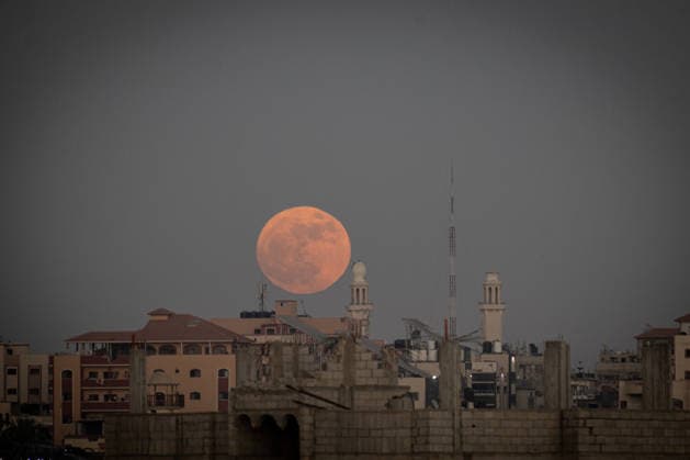 Strawberry Moon in Gaza NUSEIRAT, GAZA, PALESTINE - JUNE 29: The June full moon, also known as the Strawberry Moon, appears in the evening sky over the rubble of buildings destroyed by Israeli attacks in Nuseirat, Gaza, Palestine on June 29, 2026. Abdalhkem Abu Riash Anadolu Nuseirat Gaza. Editorial use only. Please get in touch for any other usage.  Copyright: x2026xAnadoluxAbdalhkemxAbuxRiashx