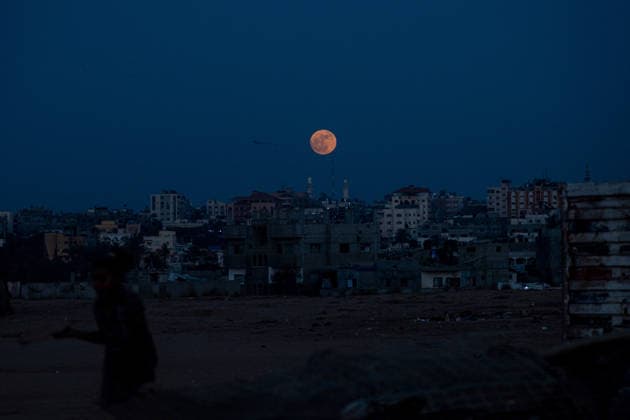 Strawberry Moon in Gaza NUSEIRAT, GAZA, PALESTINE - JUNE 29: The June full moon, also known as the Strawberry Moon, appears in the evening sky over the rubble of buildings destroyed by Israeli attacks in Nuseirat, Gaza, Palestine on June 29, 2026. Abdalhkem Abu Riash Anadolu Nuseirat Gaza. Editorial use only. Please get in touch for any other usage.  Copyright: x2026xAnadoluxAbdalhkemxAbuxRiashx