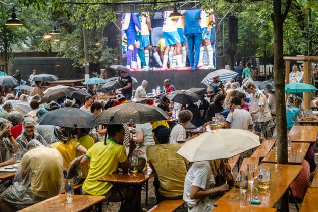 Unwetter über München: Starkes Gewitter mit Wolkenbruch beim Public Viewing im Augustinerkeller, Fußballfans beim Spiel Brasilien-Japan harren zunächst noch unter Regenschirmen aus, Fußball-WM, München, 29. Juni 2026 Deutschland, München, 29. Juni 2026, Unwetter über München: Starkes Gewitter mit Wolkenbruch beim Public Viewing im Augustinerkeller, Fußballfans beim Spiel Brasilien-Japan harren zunächst noch unter Regenschirmen aus, hier nach der Halbzeitpause um 20 Uhr, ZDF Live-Übertragung ab 19 Uht Uhr, Fußball-WM, FIFA Fußball-Weltmeisterschaft, Fußball, Sport, Gastronomie, Sommer, *** Severe Weather Over Munich: Heavy Thunderstorm with Torrential Rain at the Public Viewing Event at the Augustinerkeller; Soccer Fans Watchi