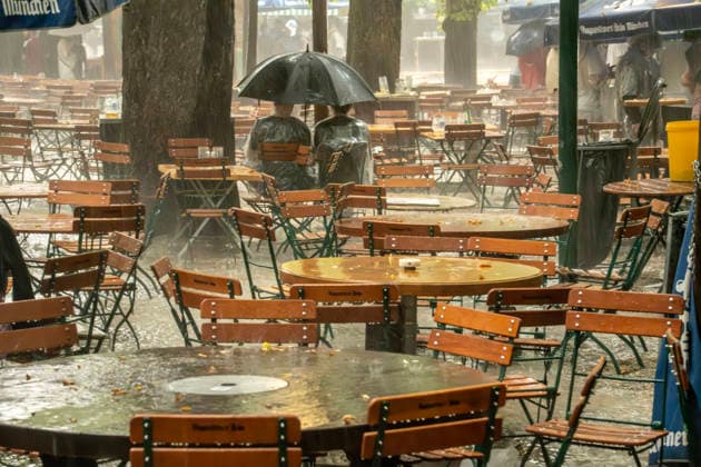Unwetter über München: Starkes Gewitter mit Wolkenbruch beim Public Viewing im Augustinerkeller, unerschrockene Biergartenbesucher trotzen dem Starkregen mit Regenponchos und Regenschirm, Fußball-WM, München, 29. Juni 2026 Deutschland, München, 29. Juni 2026, Unwetter über München: Starkes Gewitter mit Wolkenbruch beim Public Viewing im Augustinerkeller, unerschrockene Biergartenbesucher trotzen dem Starkregen mit Regenponchos und Regenschirm, hier um kurz nach 20 Uhr, ZDF Live-Übertragung des Spiels Brasilien - Japan ab 19 Uhr, Fußball-WM, Gastronomie, Sommer, *** Severe Weather Over Munich: Heavy thunderstorm with torrential rain during a public viewing event at the Augustinerkeller; undaunted beer garden patrons brave the heavy