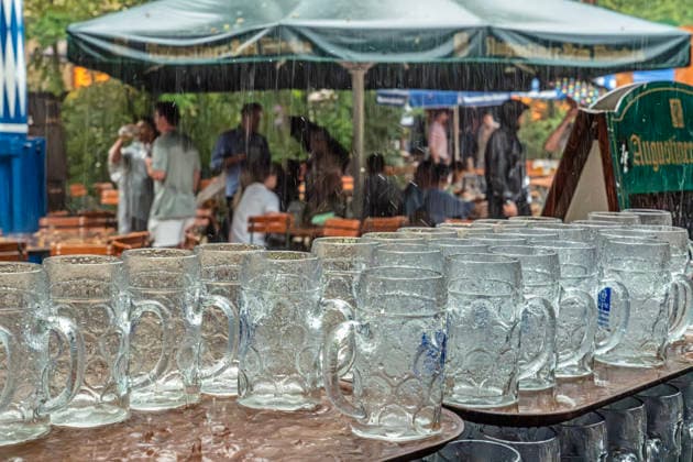 Unwetter über München: Starkes Gewitter mit Wolkenbruch beim Public Viewing im Augustinerkeller, die leeren Masskrüge füllen sich langsam mit Regenwasser, unerschrockene Biergartenbesucher finden Schutz unter den großen Augustinerschirmen, Fußball-W Deutschland, München, 29. Juni 2026, Unwetter über München: Starkes Gewitter mit Wolkenbruch beim Public Viewing im Augustinerkeller, die leeren Masskrüge füllen sich langsam mit Regenwasser, unerschrockene Biergartenbesucher finden Schutz und Trockenheit unter den großen Augustinerschirmen, Gastronomie, Klima, Wetter, Bayern *** Severe Weather Over Munich: A heavy thunderstorm with torrential rain hits the public viewing event at the Augustinerkeller; the empty beer mugs slowly fill
