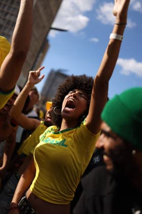 SaO PAULO, SP - 31.12.1999: TORCEDORES BRASIL X JAPaO EM SaO PAULO - Fans across Brazil watch the Brazil vs. Japan match in the second round of the World Cup. Fan Zone. Vale do Anhagabau. Central region. x2974414x  IanxMaenfeld