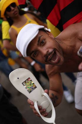 SaO PAULO, SP - 31.12.1999: TORCEDORES BRASIL X JAPaO EM SaO PAULO - Fans across Brazil watch the Brazil vs. Japan match in the second round of the World Cup. Fan Zone. Vale do Anhagabau. Central region. x2974415x  IanxMaenfeld