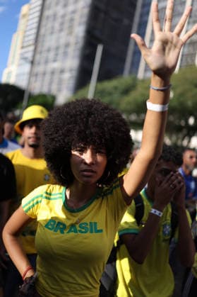 SaO PAULO, SP - 31.12.1999: TORCEDORES BRASIL X JAPaO EM SaO PAULO - Fans across Brazil watch the Brazil vs. Japan match in the second round of the World Cup. Fan Zone. Vale do Anhagabau. Central region. x2974417x  IanxMaenfeld