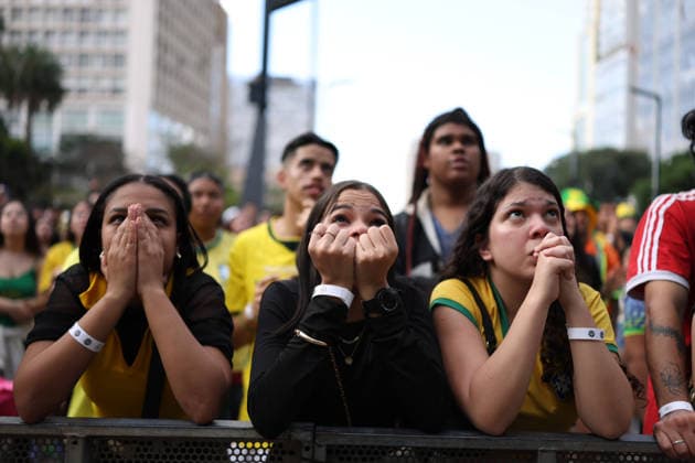 SaO PAULO, SP - 31.12.1999: TORCEDORES BRASIL X JAPaO EM SaO PAULO - Fans across Brazil watch the Brazil vs. Japan match in the second round of the World Cup. Fan Zone. Vale do Anhagabau. Central region. x2974421x  IanxMaenfeld