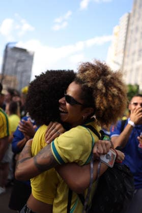 SaO PAULO, SP - 31.12.1999: TORCEDORES BRASIL X JAPaO EM SaO PAULO - Fans across Brazil watch the Brazil vs. Japan match in the second round of the World Cup. Fan Zone. Vale do Anhagabau. Central region. x2974423x  IanxMaenfeld