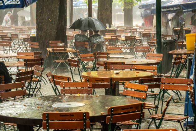 Unwetter über München: Starkes Gewitter mit Wolkenbruch beim Public Viewing im Augustinerkeller, unerschrockene Biergartenbesucher trotzen dem Starkregen mit Regenponchos und Regenschirm, Fußball-WM, München, 29. Juni 2026 Deutschland, München, 29. Juni 2026, Unwetter über München: Starkes Gewitter mit Wolkenbruch beim Public Viewing im Augustinerkeller, unerschrockene Biergartenbesucher trotzen dem Starkregen mit Regenponchos und Regenschirm, hier um kurz nach 20 Uhr, ZDF Live-Übertragung des Spiels Brasilien - Japan ab 19 Uhr, Fußball-WM, Gastronomie, Sommer, *** Severe Weather Over Munich: Heavy thunderstorm with torrential rain during a public viewing event at the Augustinerkeller; undaunted beer garden patrons brave the heavy