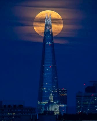 News Themen der Woche KW27 June 29, 2026, London, London, UK: London, UK. Full moon known as the Strawberry Moon, rises over The Shard in central London. Originally known as the Rose Moon in Europe the June full moon coincides with the strawberry harvest. London UK  - ZUMAl94_ 20260629_zaf_l94_021 Copyright: xMarcinxNowakx