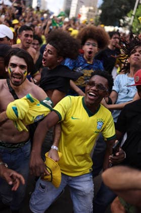 SaO PAULO, SP - 31.12.1999: TORCEDORES BRASIL X JAPaO EM SaO PAULO - Fans across Brazil watch the Brazil vs. Japan match in the second round of the World Cup. Fan Zone. Vale do Anhagabau. Central region. x2974425x  IanxMaenfeld