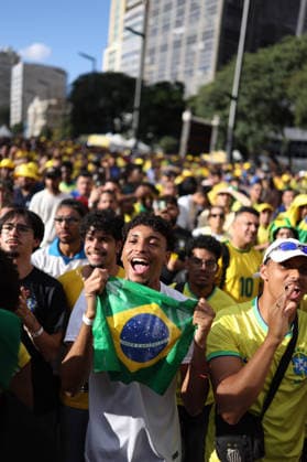 SaO PAULO, SP - 31.12.1999: TORCEDORES BRASIL X JAPaO EM SaO PAULO - Fans across Brazil watch the Brazil vs. Japan match in the second round of the World Cup. Fan Zone. Vale do Anhagabau. Central region. x2974427x  IanxMaenfeld