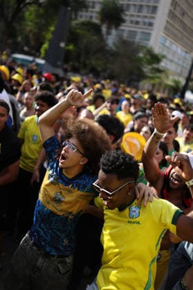 SaO PAULO, SP - 31.12.1999: TORCEDORES BRASIL X JAPaO EM SaO PAULO - Fans across Brazil watch the Brazil vs. Japan match in the second round of the World Cup. Fan Zone. Vale do Anhagabau. Central region. x2974428x  IanxMaenfeld