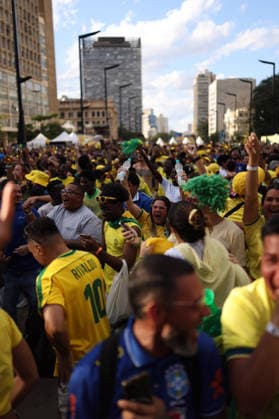 SaO PAULO, SP - 31.12.1999: TORCEDORES BRASIL X JAPaO EM SaO PAULO - Fans across Brazil watch the Brazil vs. Japan match in the second round of the World Cup. Fan Zone. Vale do Anhagabau. Central region. x2974429x  IanxMaenfeld