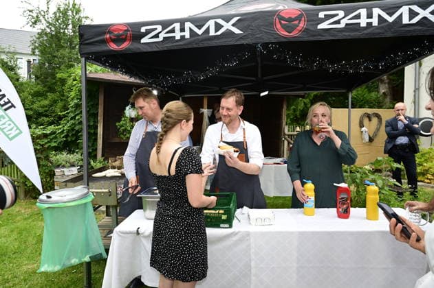 Ministerpräsident Michael Kretschmer bei KRETSCHMER GRILLT im Berggasthof Jauernick (Markersdorf). 29.06.2026 *** Prime Minister Michael Kretschmer at KRETSCHMER GRILLT at the Berggasthof Jauernick in Markersdorf on June 29, 2026 Copyright: xMatthiasxWehnertx