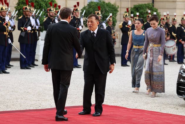 Emmanuel Macron et Brigitte Macron recÌßoivent le Roi et de la Reine du Royaume de ThaiÌˆlande pour un Diner d Etat Emmanuel Macron et Brigitte Macron recÌßoivent le Roi et de la Reine du Royaume de ThaiÌˆlande, leurs MajesteÌs Maha Vajiralongkorn, Rama X et Suthida Bajrasudhabimalalakshana et la Princesse Sirivannavari Nariratana pour un diÌ‚ner d™Etat au Palais de l ElysÃ e Ã Paris, le 29 juin 2026. French President, Emmanuel Macron and his wife, Brigitte Macron, hosted the King and Queen of the Kingdom of Thailand, Their Majesties Maha Vajiralongkorn, Rama X, and Suthida Bajrasudhabimalalakshana, along with Princess Sirivannavari Nariratana, for a state dinner at the ElysÃ e Palace in Paris on June 29, 2026.  Copyright: xFabricexChasseryx