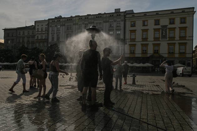 Historic Central European Heatwave Grips Krakow As Temperatures Hit 38C KRAKOW, POLAND - JUNE 29: People seek refreshment next to a municipal water spray station installed in the Main Market Square to provide cooling relief in Krakow, Poland, on June 29, 2026. This local snapshot captures conditions amid an unprecedented Central European heatwave, which just yesterday shattered Poland s 105-year-old national record with a blistering 40.5Â°C (104.9Â°F) in Slubice, as active orange alerts remain in place ahead of predicted severe regional storms set to collide with the lingering tropical air mass. Krakow Poland  Copyright: xArturxWidakx originalFilename: widak-historic260629_np4W8.jpg