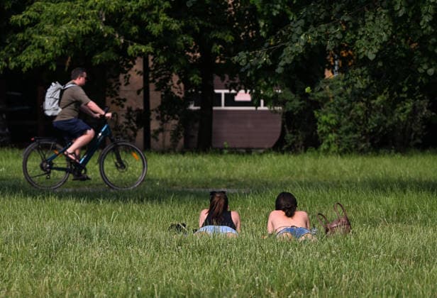 Historic Central European Heatwave Grips Krakow As Temperatures Hit 38C KRAKOW, POLAND - JUNE 29: Two women lie on a blanket in the grass to sunbathe and relax in a city park as afternoon temperatures peak in Krakow, Poland, on June 29, 2026. This local snapshot captures conditions amid an unprecedented Central European heatwave, which just yesterday shattered Poland s 105-year-old national record with a blistering 40.5Â°C (104.9Â°F) in Slubice, as active orange alerts remain in place ahead of predicted severe regional storms set to collide with the lingering tropical air mass. Krakow Poland  Copyright: xArturxWidakx originalFilename: widak-historic260629_np4Jb.jpg
