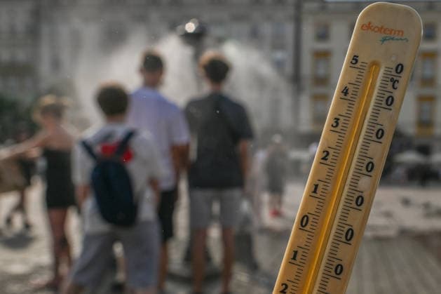 Historic Central European Heatwave Grips Krakow As Temperatures Hit 38C KRAKOW, POLAND - JUNE 29: A thermometer displays a temperature reading of approximately 38C (100.4F) in the Main Market Square (Rynek GÅ‚owny) in Krakow, Poland, on June 29, 2026. This local snapshot captures conditions amid an unprecedented Central European heatwave, which just yesterday shattered Poland s 105-year-old national record with a blistering 40.5Â°C (104.9Â°F) in Slubice, as active orange alerts remain in place ahead of predicted severe regional storms set to collide with the lingering tropical air mass. Krakow Poland  Copyright: xArturxWidakx originalFilename: widak-historic260629_np6TR.jpg