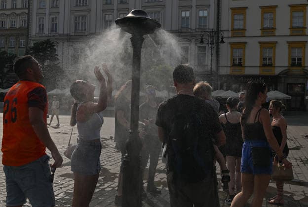 Historic Central European Heatwave Grips Krakow As Temperatures Hit 38C KRAKOW, POLAND - JUNE 29: People seek refreshment next to a municipal water spray station installed in the Main Market Square to provide cooling relief in Krakow, Poland, on June 29, 2026. This local snapshot captures conditions amid an unprecedented Central European heatwave, which just yesterday shattered Poland s 105-year-old national record with a blistering 40.5Â°C (104.9Â°F) in Slubice, as active orange alerts remain in place ahead of predicted severe regional storms set to collide with the lingering tropical air mass. Krakow Poland  Copyright: xArturxWidakx originalFilename: widak-historic260629_npmZV.jpg