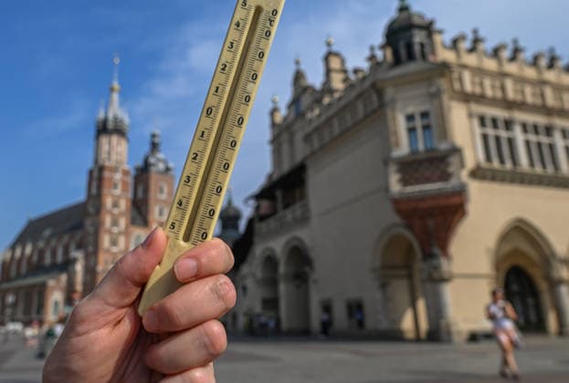 Historic Central European Heatwave Grips Krakow As Temperatures Hit 38C KRAKOW, POLAND - JUNE 29: A person holds up an outdoor room thermometer registering a temperature reading of approximately 37Â°C (98.6Â°F) in the Main Market Square in Krakow, Poland, on June 29, 2026. This local snapshot captures conditions amid an unprecedented Central European heatwave, which just yesterday shattered Poland s 105-year-old national record with a blistering 40.5Â°C (104.9Â°F) in Slubice, as active orange alerts remain in place ahead of predicted severe regional storms set to collide with the lingering tropical air mass. Krakow Poland  Copyright: xArturxWidakx originalFilename: widak-historic260629_npsQG.jpg