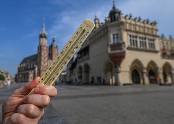 Historic Central European Heatwave Grips Krakow As Temperatures Hit 38C KRAKOW, POLAND - JUNE 29: A person holds up an outdoor room thermometer registering a temperature reading of approximately 37Â°C (98.6Â°F) in the Main Market Square in Krakow, Poland, on June 29, 2026. This local snapshot captures conditions amid an unprecedented Central European heatwave, which just yesterday shattered Poland s 105-year-old national record with a blistering 40.5Â°C (104.9Â°F) in Slubice, as active orange alerts remain in place ahead of predicted severe regional storms set to collide with the lingering tropical air mass. Krakow Poland  Copyright: xArturxWidakx originalFilename: widak-historic260629_npTpm.jpg