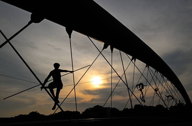 Historic Central European Heatwave Grips Krakow As Temperatures Hit 38C KRAKOW, POLAND - JUNE 29: Jerzy Kedziora s balancing sculptures are silhouetted against a hazy, overcast sky as the sun sets over the Father Bernatek Footbridge, in Krakow, Poland, on June 29, 2026. This local snapshot captures conditions amid an unprecedented Central European heatwave, which just yesterday shattered Poland s 105-year-old national record with a blistering 40.5Â°C (104.9Â°F) in Slubice, as active orange alerts remain in place ahead of predicted severe regional storms set to collide with the lingering tropical air mass. Krakow Poland  Copyright: xArturxWidakx originalFilename: widak-historic260629_npou0.jpg
