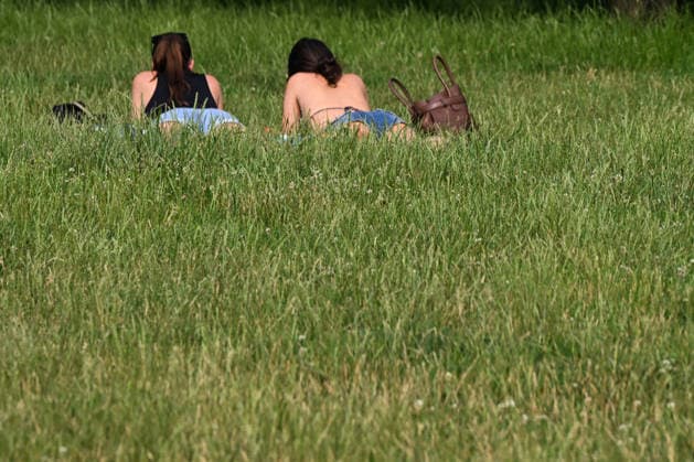 Historic Central European Heatwave Grips Krakow As Temperatures Hit 38C KRAKOW, POLAND - JUNE 29: Two women lie on a blanket in the grass to sunbathe and relax in a city park as afternoon temperatures peak in Krakow, Poland, on June 29, 2026. This local snapshot captures conditions amid an unprecedented Central European heatwave, which just yesterday shattered Poland s 105-year-old national record with a blistering 40.5Â°C (104.9Â°F) in Slubice, as active orange alerts remain in place ahead of predicted severe regional storms set to collide with the lingering tropical air mass. Krakow Poland  Copyright: xArturxWidakx originalFilename: widak-historic260629_npt7c.jpg
