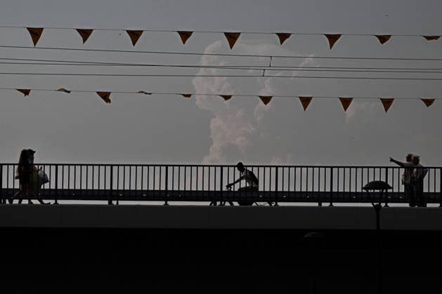 Historic Central European Heatwave Grips Krakow As Temperatures Hit 38C KRAKOW, POLAND - JUNE 29: Silhouetted pedestrians and a cyclist cross a bridge against the backdrop of a massive convective storm cloud building up on the horizon in Krakow, Poland, on June 29, 2026. This local snapshot captures conditions amid an unprecedented Central European heatwave, which just yesterday shattered Poland s 105-year-old national record with a blistering 40.5Â°C (104.9Â°F) in Slubice, as active orange alerts remain in place ahead of predicted severe regional storms set to collide with the lingering tropical air mass. Krakow Poland  Copyright: xArturxWidakx originalFilename: widak-historic260629_npyP9.jpg