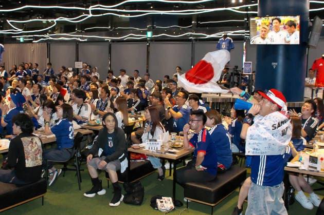 Japanese supporters send cheers to players during the public viewing for the FIFA World Cup 2026 match between Japan and Brazil at the JFA(Japan Football Association) soccer culture hub blue-ing! in Tokyo, Japan on Tuesday, June 30, 2026.  TKP2026063009 KEIZOxMORI